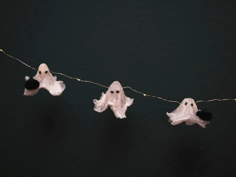 Bunte Bastelzeit: Halloween-Lichterkette gestalten-0 - Event Image